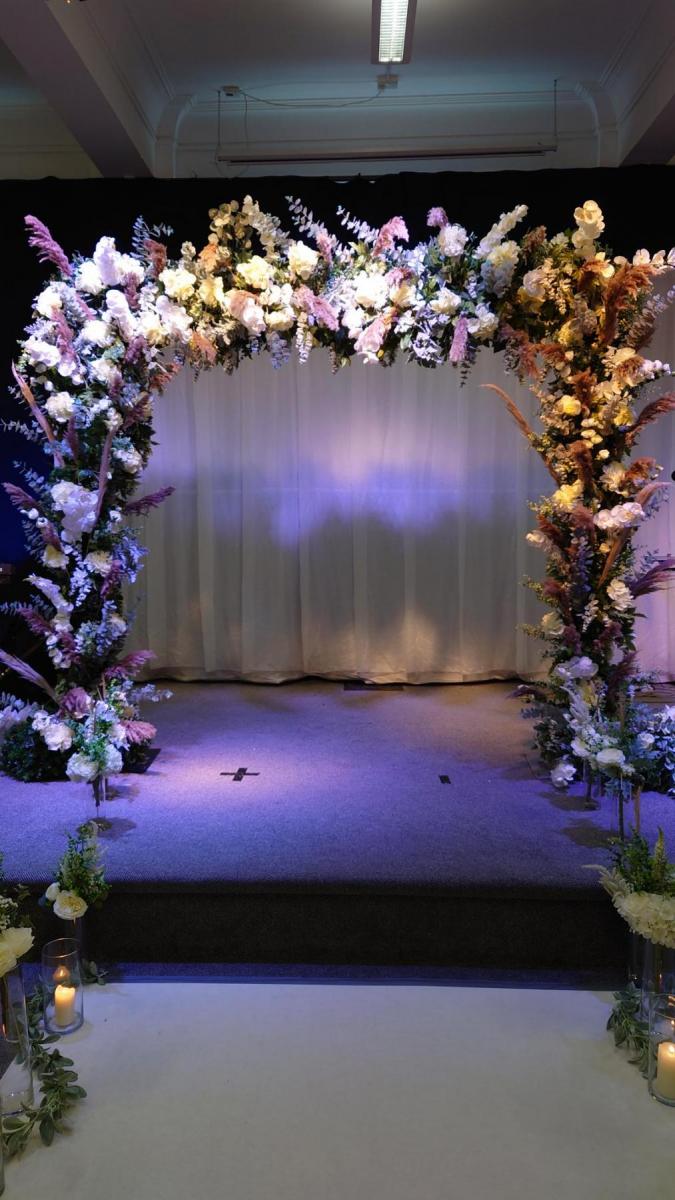 Full-neutral-arch-with-pampas